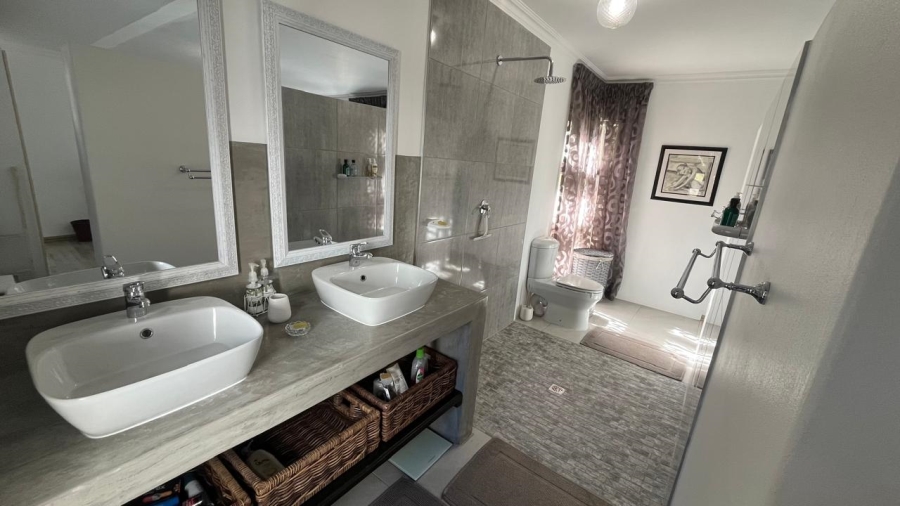 3 Bedroom Property for Sale in Wavecrest Eastern Cape